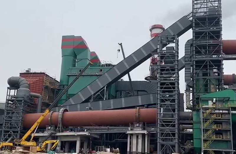年產(chǎn)100萬噸鎳鐵回轉(zhuǎn)窯項(xiàng)目安裝現(xiàn)場(chǎng)