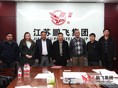 董事長(zhǎng)王家安與外國客商合影